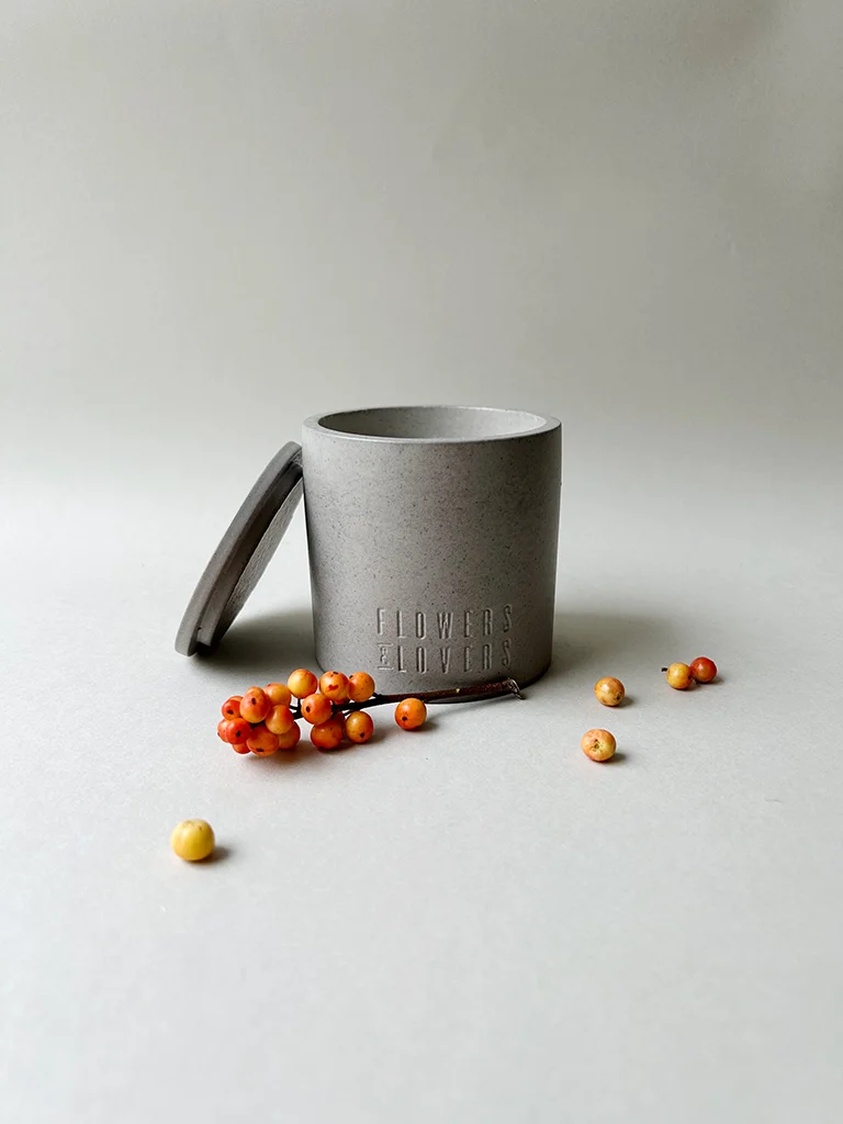 Gray Flowers & Lovers Candle