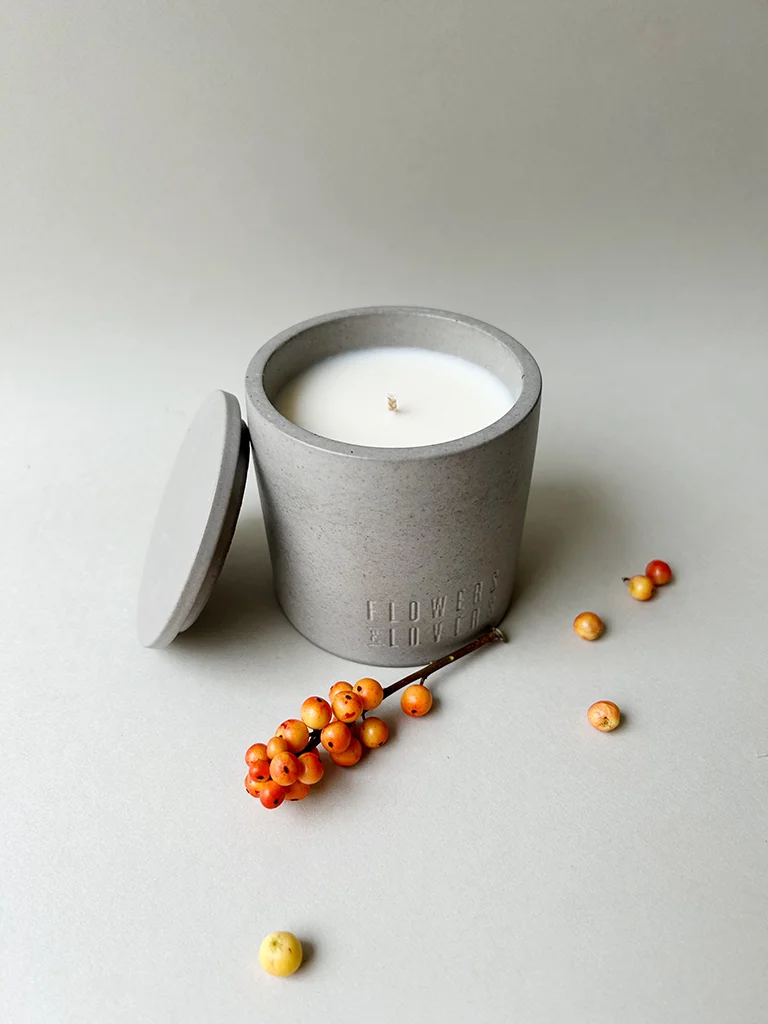 Gray Flowers & Lovers Candle
