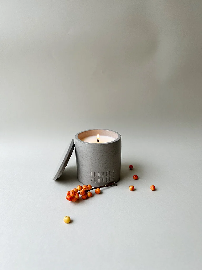 Gray Flowers & Lovers Candle
